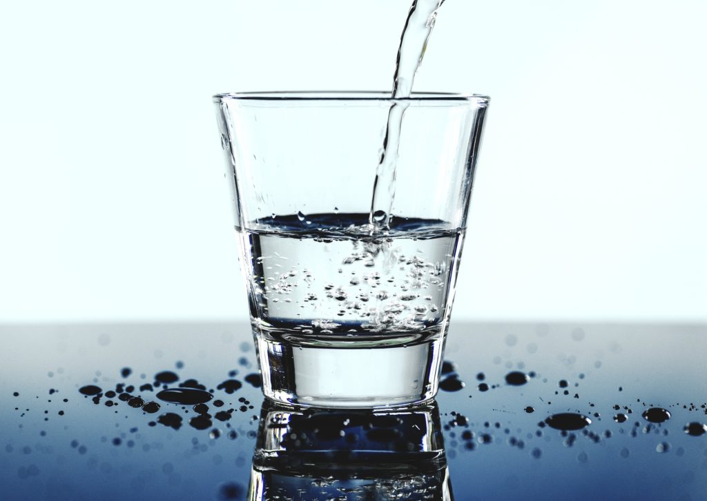 Wasser im Trinkglas