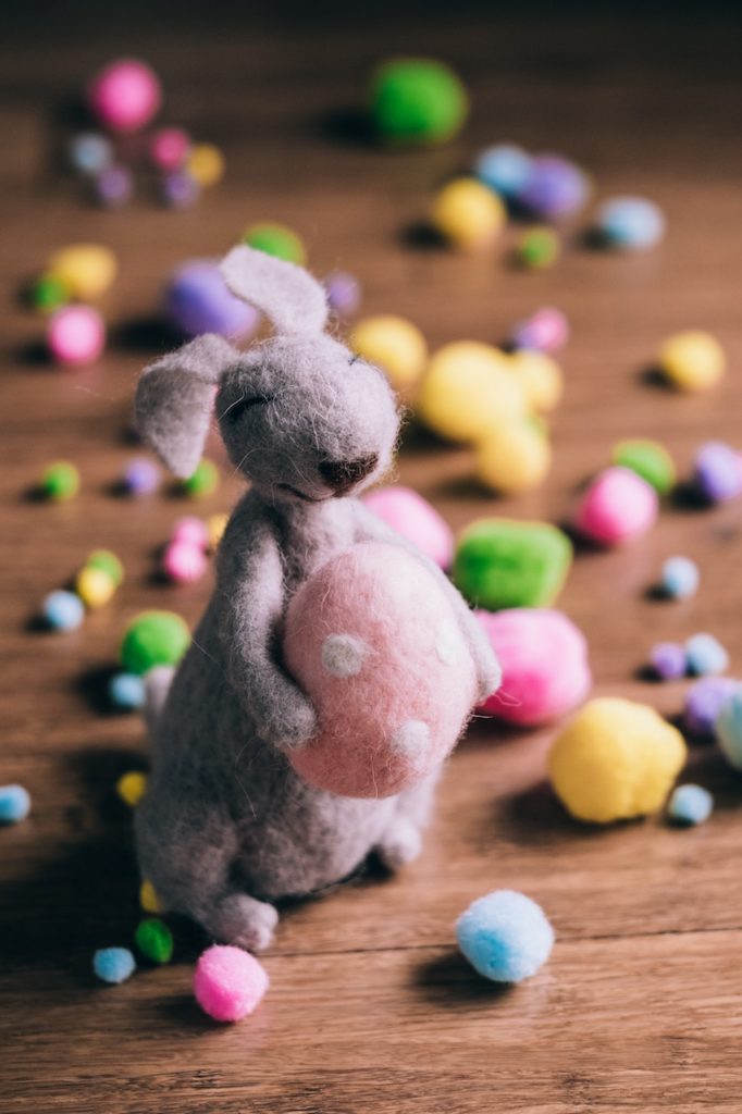 Filz-Osterhase mit Eiern